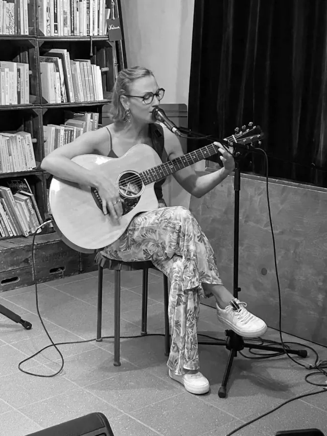 Yasmin playing a Roland keyboard and singing, winner of the audience award at music contest Denderklanken, black-and-white