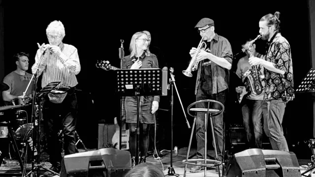 Yasmin singing with a band at a jam session in Bavegem, black-and-white